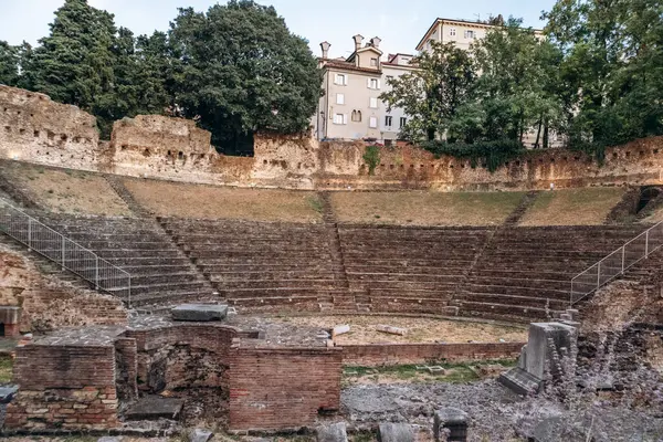 Roma Trieste Tiyatrosu, M.Ö. 1. yüzyılda inşa edilen antik bir amfitiyatro, iyi korunmuş mimariyi gözler önüne seriyor.