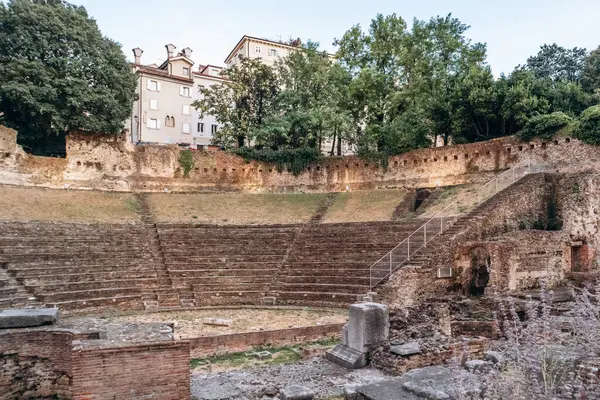 Roma Trieste Tiyatrosu, M.Ö. 1. yüzyılda inşa edilen antik bir amfitiyatro, iyi korunmuş mimariyi gözler önüne seriyor.