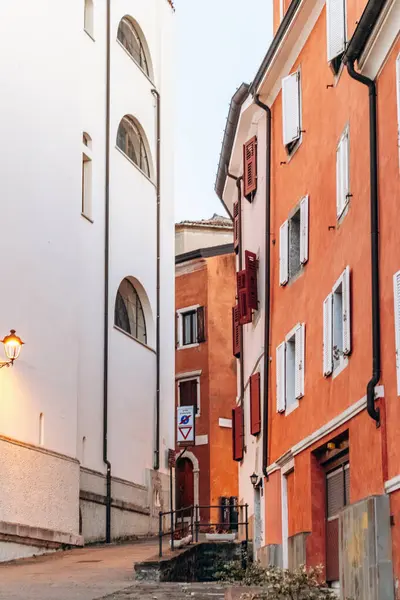 Trieste, İtalya - 18 Ağustos 2024 Trieste 'nin kalbinde güzel bir cadde