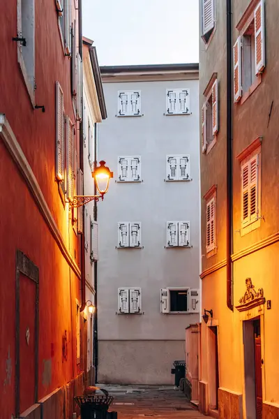 Trieste, İtalya - 18 Ağustos 2024 Trieste 'nin kalbinde güzel bir cadde