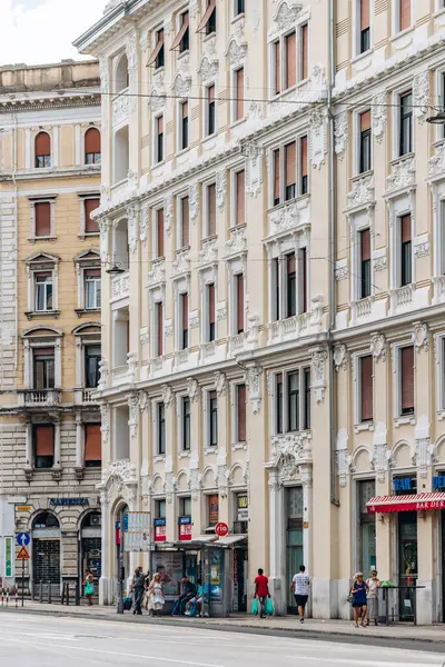 Trieste, İtalya - 18 Ağustos 2024 Trieste 'nin kalbinde güzel bir cadde