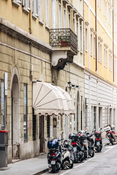 Trieste, İtalya - 18 Ağustos 2024 Trieste 'nin kalbinde güzel bir cadde