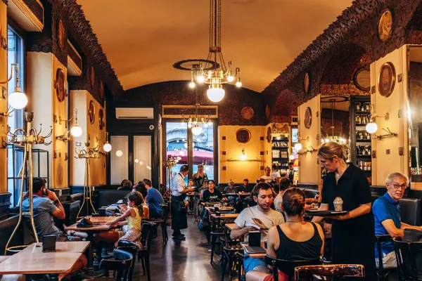 Trieste, İtalya - 18 Ağustos 2024: Trieste 'deki efsanevi Caffe San Marco' nun iç mimarisi, edebi mirası ve zarif Viyana tarzı dekoruyla tanınıyor.