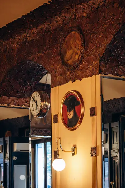 Trieste, İtalya - 18 Ağustos 2024: Trieste 'deki efsanevi Caffe San Marco' nun iç mimarisi, edebi mirası ve zarif Viyana tarzı dekoruyla tanınıyor.