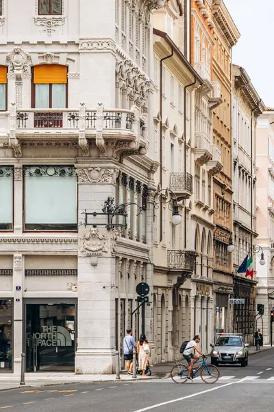 Trieste, İtalya - 18 Ağustos 2024 Trieste 'nin kalbinde güzel bir cadde