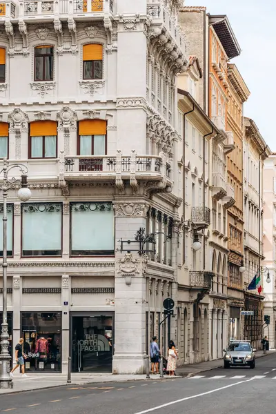 Trieste, İtalya - 18 Ağustos 2024 Trieste 'nin kalbinde güzel bir cadde