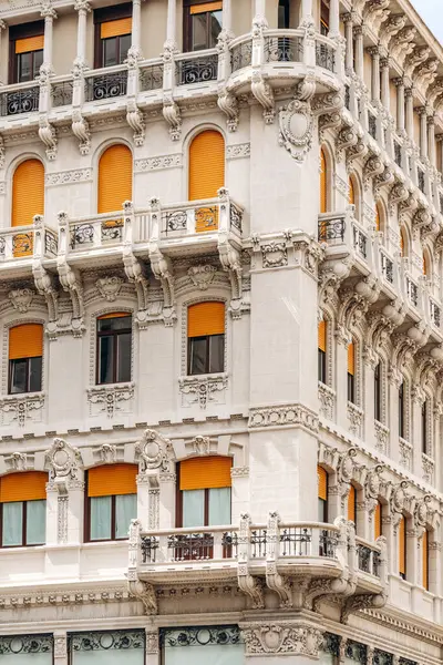 Trieste 'nin merkezindeki tarihi mimarinin ayrıntıları, süslü cepheler ve klasik Avrupa tasarımı sergileniyor