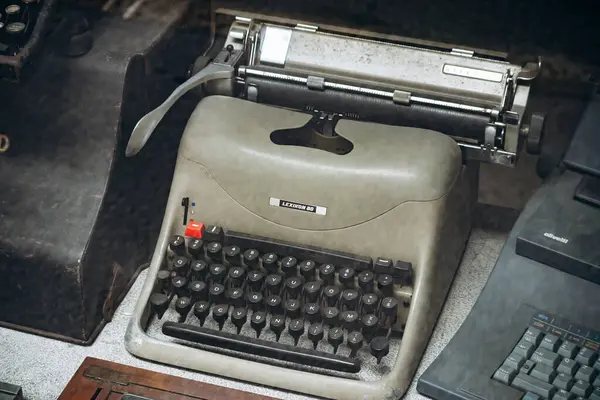 Trieste, İtalya - 18 Ağustos 2024: Olivetti 'nin klasik daktilosu sergileniyor