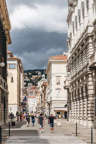 Trieste, İtalya - 18 Ağustos 2024 Trieste 'nin kalbinde güzel bir cadde