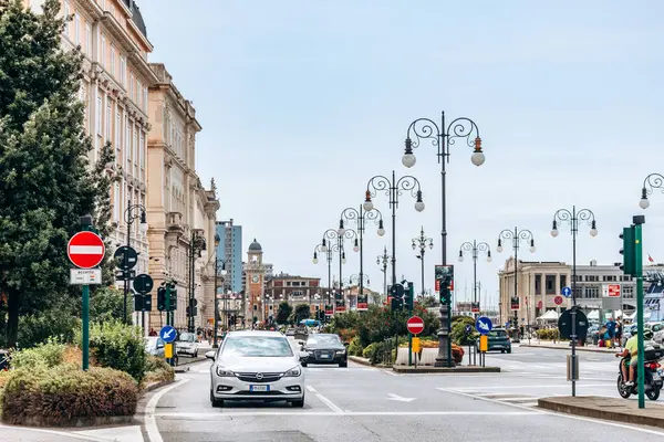 Trieste, İtalya - 18 Ağustos 2024 Trieste 'nin kalbinde güzel bir cadde