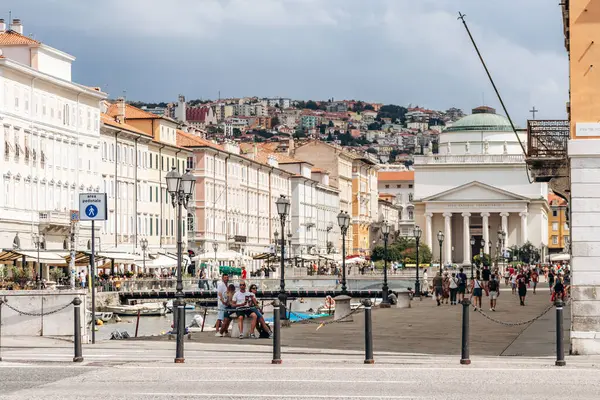 Trieste, İtalya - 18 Ağustos 2024 Trieste 'nin kalbinde güzel bir cadde