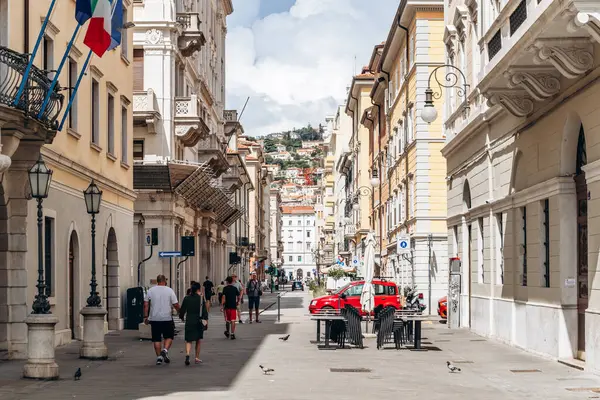 Trieste, İtalya - 18 Ağustos 2024 Trieste 'nin kalbinde güzel bir cadde