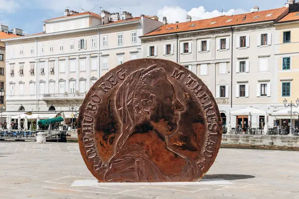 Trieste, İtalya - 18 Ağustos 2024: Trieste şehir merkezinde İmparatoriçe Maria Theresa 'nın resmedildiği büyük bir bronz sikke heykeli