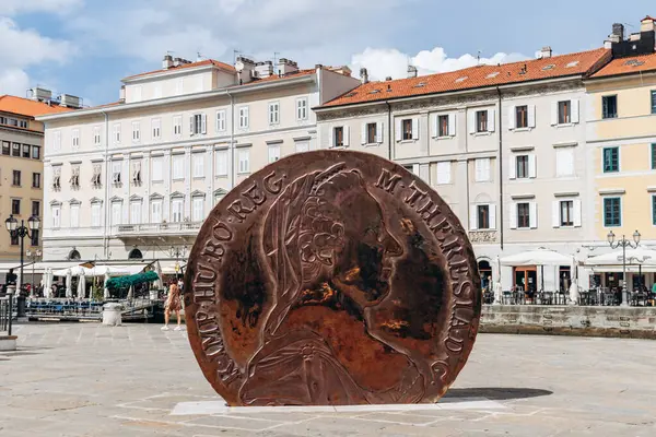 Trieste, İtalya - 18 Ağustos 2024: Trieste şehir merkezinde İmparatoriçe Maria Theresa 'nın resmedildiği büyük bir bronz sikke heykeli