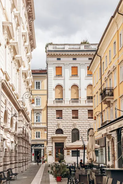 Trieste, İtalya - 18 Ağustos 2024 Trieste 'nin kalbinde güzel bir cadde
