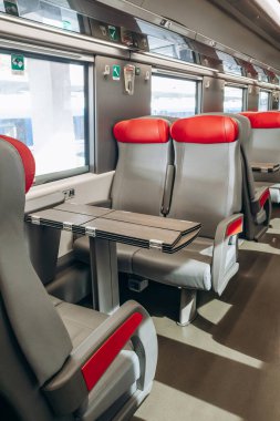 Trieste, İtalya - 18 Ağustos 2024: Modern tasarım ve rahat yolcu koltukları içeren bir İtalyan Frecciarossa yüksek hızlı treninin içinde