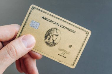 Nice, Fransa - 5 Ocak 2025: Amerikan Express kartı tutan bir adamın mali işlemleri ve ödeme yöntemlerini gösteren