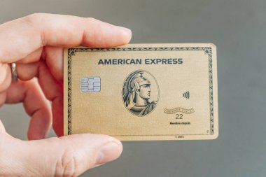 Nice, Fransa - 5 Ocak 2025: Amerikan Express kartı tutan bir adamın mali işlemleri ve ödeme yöntemlerini gösteren