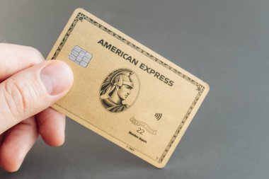 Nice, Fransa - 5 Ocak 2025: Amerikan Express kartı tutan bir adamın mali işlemleri ve ödeme yöntemlerini gösteren