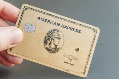 Nice, Fransa - 5 Ocak 2025: Amerikan Express kartı tutan bir adamın mali işlemleri ve ödeme yöntemlerini gösteren
