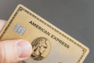 Nice, Fransa - 5 Ocak 2025: Amerikan Express kartı tutan bir adamın mali işlemleri ve ödeme yöntemlerini gösteren