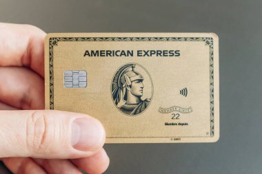 Nice, Fransa - 5 Ocak 2025: Amerikan Express kartı tutan bir adamın mali işlemleri ve ödeme yöntemlerini gösteren
