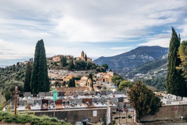 Menton yakınlarında yer alan Castellar 'ın küçük bir köyünde pitoresk manzaralar ve geleneksel Provencal mimari sunuluyor.