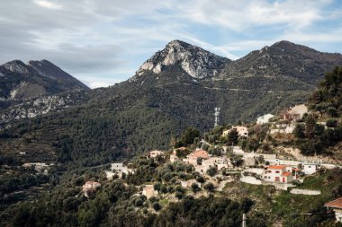 Menton 'un üzerindeki dağların manzarası, Fransa-İtalya sınırında, yerel güney doğası ile Ocak ayında