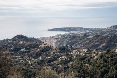 Menton 'un üzerindeki dağların manzarası, Fransa-İtalya sınırında, yerel güney doğası ile Ocak ayında