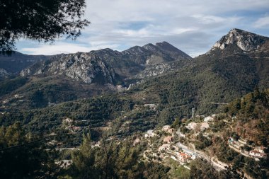 Menton 'un üzerindeki dağların manzarası, Fransa-İtalya sınırında, yerel güney doğası ile Ocak ayında