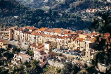 Menton yakınlarında yer alan Castellar 'ın küçük bir köyünde pitoresk manzaralar ve geleneksel Provencal mimari sunuluyor.