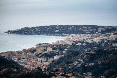 Menton ve Cap Martin 'in Fransa ve İtalya sınırındaki dağlardan görünüşü sahili ve çevresindeki doğayı gösteriyor.