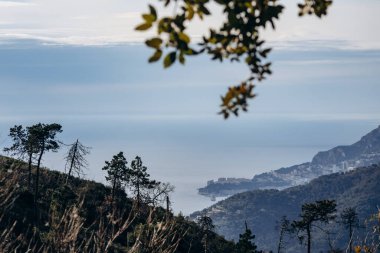 Menton 'un üzerindeki dağların manzarası, Fransa-İtalya sınırında, yerel güney doğası ile Ocak ayında