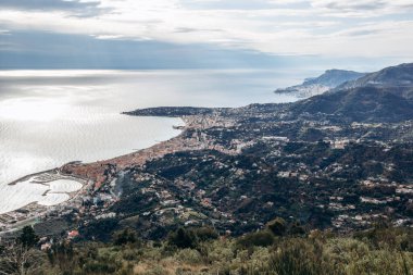 Menton ve Cap Martin 'in Fransa ve İtalya sınırındaki dağlardan görünüşü sahili ve çevresindeki doğayı gösteriyor.