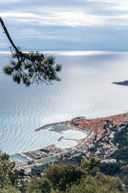 Menton ve Cap Martin 'in Fransa ve İtalya sınırındaki dağlardan görünüşü sahili ve çevresindeki doğayı gösteriyor.