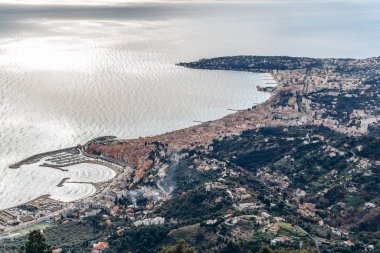 Menton ve Cap Martin 'in Fransa ve İtalya sınırındaki dağlardan görünüşü sahili ve çevresindeki doğayı gösteriyor.