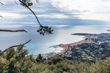 Menton ve Cap Martin 'in Fransa ve İtalya sınırındaki dağlardan görünüşü sahili ve çevresindeki doğayı gösteriyor.
