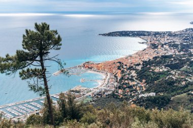 Menton ve Cap Martin 'in Fransa ve İtalya sınırındaki dağlardan görünüşü sahili ve çevresindeki doğayı gösteriyor.