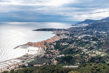 Menton ve Cap Martin 'in Fransa ve İtalya sınırındaki dağlardan görünüşü sahili ve çevresindeki doğayı gösteriyor.