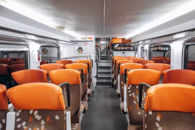 Menton, Fransa - 18 Ocak 2025: Menton 'dan Nice' e giden TER treninin içinde