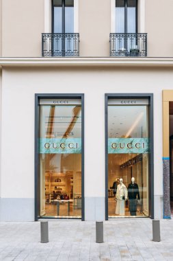 Nice, Fransa - 26 Ocak 2025: Nice 'te Verdun Bulvarı' nda Gucci butik vitrininde lüks aksesuarlar ve lüks aksesuarlar sergileniyor..