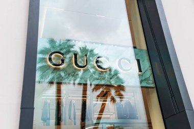 Nice, Fransa - 26 Ocak 2025: Nice 'te Verdun Bulvarı' nda Gucci butik vitrininde lüks aksesuarlar ve lüks aksesuarlar sergileniyor..