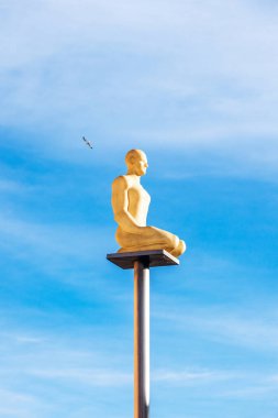 Nice, Fransa - 26 Ocak 2025: Nice 'teki Place Massena' da Jaume Plensa tarafından yapılan heykeller, küresel birliği sembolize eden yedi aydınlatılmış figürün yer alması