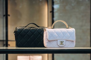 Nice, Fransa - 26 Ocak 2025: Chanel çantalar Nice 'deki Verdun Bulvarı' ndaki bir butiğin vitrininde sergilendi.