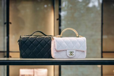 Nice, Fransa - 26 Ocak 2025: Chanel çantalar Nice 'deki Verdun Bulvarı' ndaki bir butiğin vitrininde sergilendi.