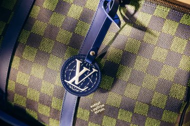 Nice, Fransa - 26 Ocak 2025: Nice 'teki bir butiğin vitrininde sergilenen büyük Louis Vuitton çantası lüks bir zanaat ve ikonik tasarım sergiledi.
