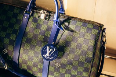 Nice, Fransa - 26 Ocak 2025: Nice 'teki bir butiğin vitrininde sergilenen büyük Louis Vuitton çantası lüks bir zanaat ve ikonik tasarım sergiledi.
