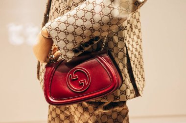 Nice, Fransa - 26 Ocak 2025: Gucci çantası Nice 'teki Verdun Bulvarı' ndaki Gucci butiğinin içindeki bir mankende sergilendi.