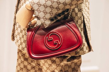 Nice, Fransa - 26 Ocak 2025: Gucci çantası Nice 'teki Verdun Bulvarı' ndaki Gucci butiğinin içindeki bir mankende sergilendi.