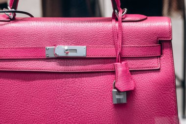 Nice, Fransa - 26 Ocak 2025: Nice 'deki bir butiğin vitrininde pembeyle sergilenen ünlü Hermes Kelly çantası